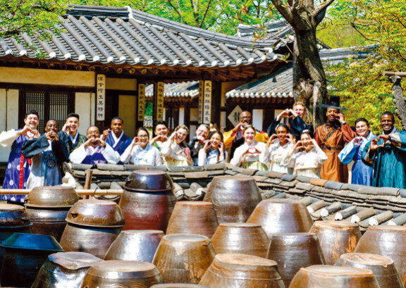 하나님의 교회 제82차 해외성도방문단이 경기 용인 한국민속촌에서 다채로운 색깔의 한복을 입고 환한 미소로 사진을 찍으며 추억을 남기고 있다. 하나님의 교회 제공