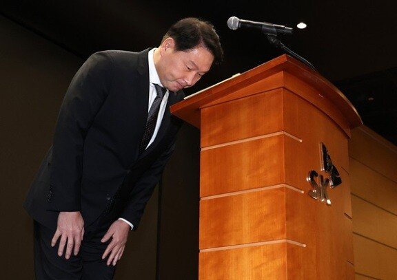 최태원 SK그룹 회장이 5월 7일 열린 기자간담회에서 SK텔레콤 유심 해킹 사고와 관련해 사과하고 있다. 뉴시스