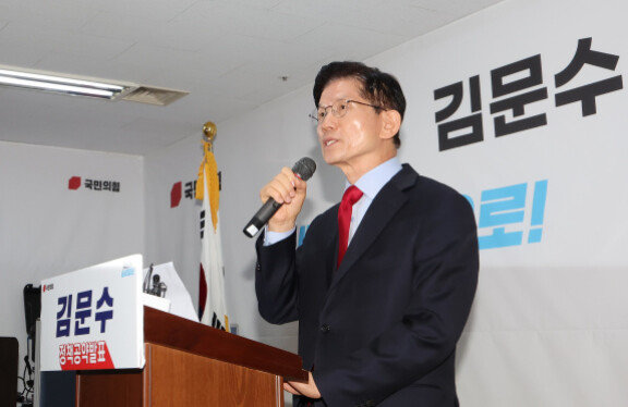 김문수 전 국민의힘 대선 후보가 5월 10일 오전 서울 여의도에 마련된 대선 캠프 사무실에서 긴급 기자회견을 하고 있다. 뉴스1