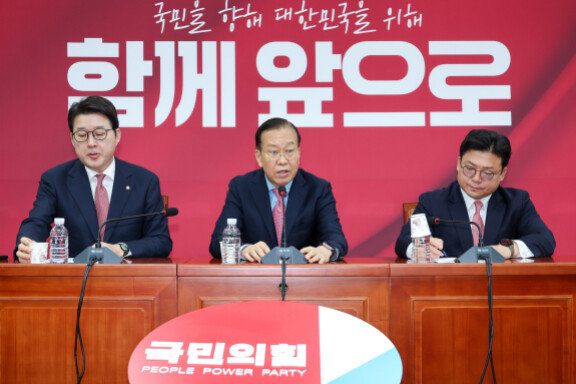 권영세 국민의힘 비상대책위원장(가운데)이 5월 10일 서울 여의도 국회에서 김문수 전 장관 대선후보 자격 취소 및 한덕수 전 총리 대선후보 등록 과정 등에 대해 설명하는 기자회견을 하고 있다. 뉴스1