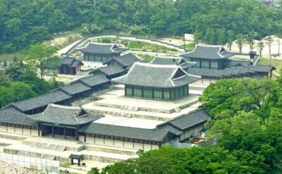 2002년 1차 복원을 마치고 대중에게 공개된 경희궁 전경. 경희궁은 조선 광해군 시기 건축됐다가 일제강점기 때 헐렸으며, 최근 다시 복원 작업이 이뤄지고 있다.  동아DB