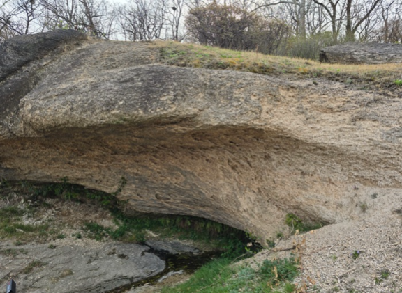 경희궁 태령전 뒤편에 있는 암석지대 서암(瑞巖). 왕기가 서린 바위라는 뜻에서 ‘왕암(王巖)’이라고도 부른다. 안영배 제공