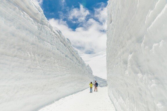 해발 2450m 고지 양옆으로 나 있는 높이 20m 설벽길로 유명한 무로도. GETTYIMAGES