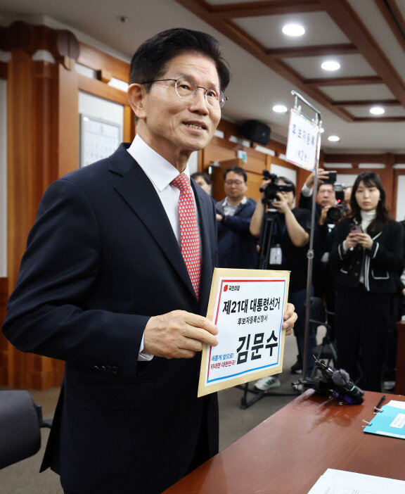 김문수 국민의힘 대선 후보가 5월 11일 오전 경기 과천시 중앙선거관리위원회에서 제21대 대통령 선거 후보자 등록을 하고 있다. 뉴스1
