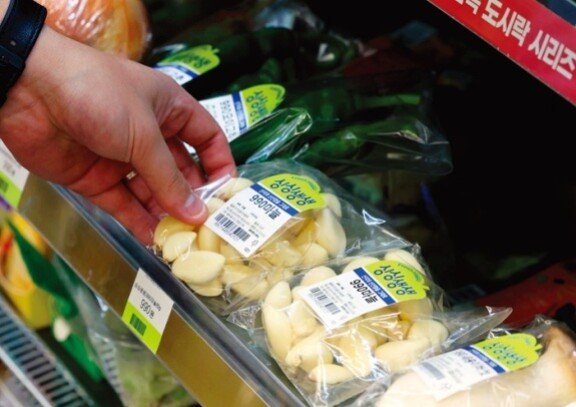 CU에서 판매 중인 ‘990원 마늘’. CU는 양파, 대파, 마늘, 당근 등 채소 9종을 개별 포장해 990원에 선보이고 있다.  뉴스1