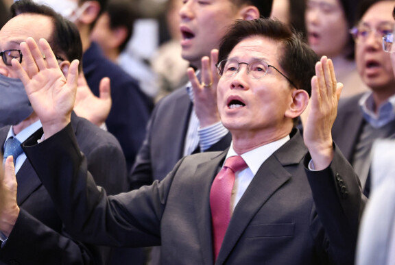 국민의힘 김문수 후보가 4월 13일 서울 온누리교회에서 열린 예배에 참석해 찬송가를 부르고 있다. 뉴스1