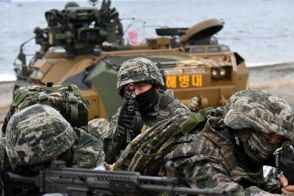지난해 9월 한국 해병대 장병들이 한미연합 상륙 훈련에 나섰다. 뉴스1