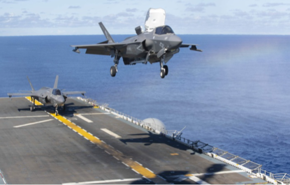 미국 해군 F-35B 전투기가 아메리카급 강습상륙함 ‘트리폴리’에 착륙하고 있다. 미국 해군 제공