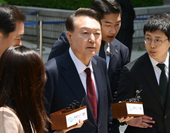 윤석열 전 대통령(가운데)이 5월 12일 서울중앙지법에서 열린 내란 및 직권남용 권리행사 방해 혐의 사건의 세 번째 공판에 공개 출석하고 있다.  뉴시스