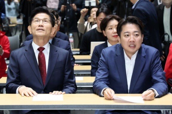 국민의힘 김문수 후보(왼쪽)와 개혁신당 이준석 후보가 5월 19일 서울 중구 서울시청에서 열린 ‘약자와 동행하는 서울 토론회’에 참석했다. 뉴스1