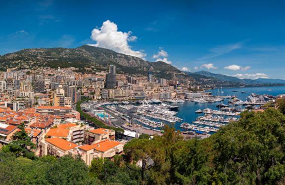 북쪽으로 해안 알프스, 남쪽으로 지중해가 자리한 모나코 전경. 배산임수 지형의 명당이다. GETTYIMAGES