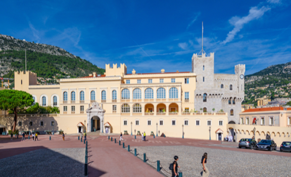 용두출해 형상의 대명당터에 자리한 모나코대공 궁전. GETTYIMAGES