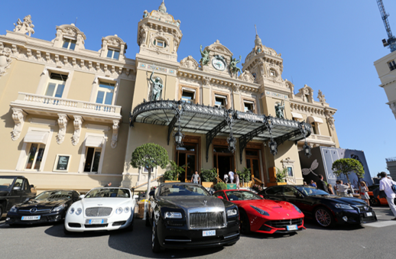 몬테카를로 카지노 앞에 즐비하게 주차돼 있는 슈퍼카들. GETTYIMAGES