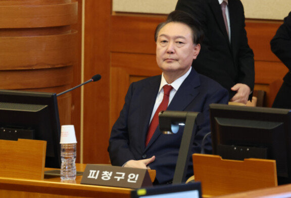 윤석열 대통령(가운데)이 1월 21일 오후 서울 종로구 헌법재판소(헌재)에서 열린 탄핵심판 3차 변론기일에 출석했다. [뉴스1]
