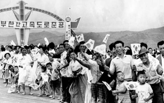 1970년 7월 7일 경부고속도로 개통을 축하하는 시민들. 한국은 산업화와 민주화의 창조적 긴장을 통해 고도성장을 이뤄냈다. 동아DB