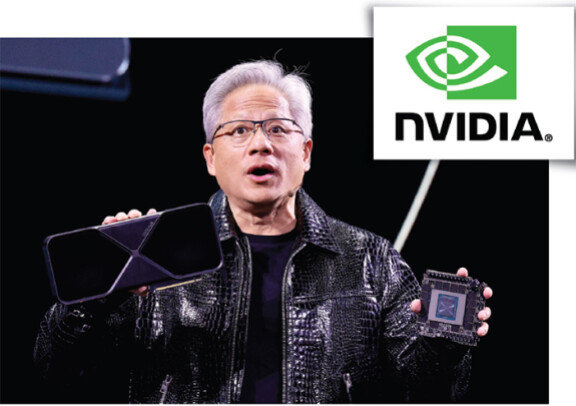 젠슨 황 엔비디아 최고경영자가 1월 ‘CES 2025’ 기조연설에서 최신 인공지능(AI) 칩 블랙웰을 선보이고 있다.  뉴스1 · 엔비디아 제공