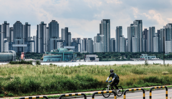 토지거래허가구역으로 지정된 후에도 강남 3구에서는 신고가가 속출하고 있다. 그중에서도 최근 호가가 3.3㎡당 3억 원에 이른 서초구 대장아파트 래미안원베일리. 뉴시스