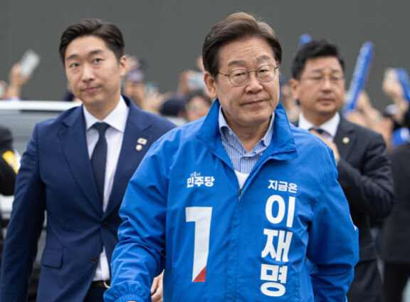 쌍방울 대북 송금 의혹 등 5가지 형사재판을 받고 있는 이재명 대통령(가운데). 뉴스1