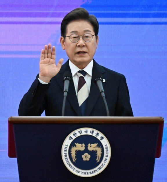 이재명 대통령이 6월 4일 오전 국회에서 제21대 대통령 취임선서를 하고 있다. 흰색과 푸른색, 붉은색이 조화롭게 어우러진 넥타이를 통해 ‘통합’ 메시지를 전했다는 분석이 나온다. 국회사진기자단