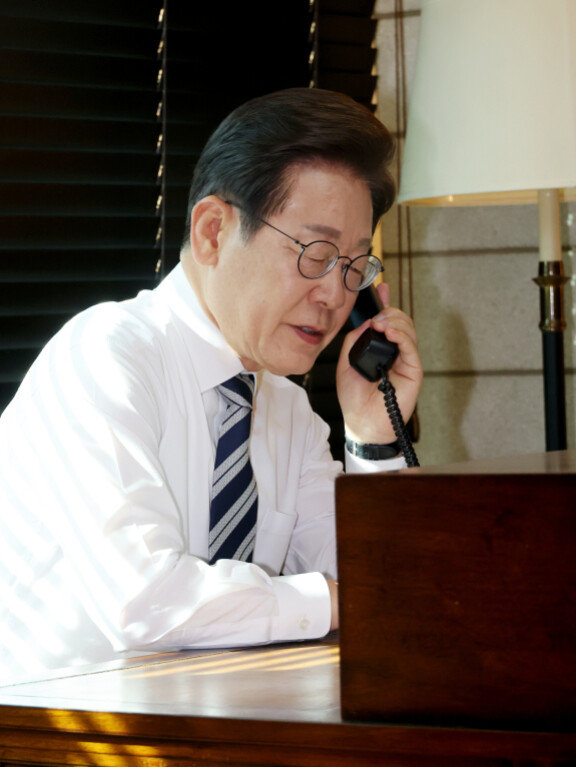 이재명 대통령이 인천 계양구 사저에서 김명수 합동참모본부 의장으로부터 군통수권 이양에 대한 전화 보고를 받고 있다. 이 대통령은 통화에서 “비상계엄 사태 당시 군장병들이 국민과 국가에 대한 충성심으로 부당한 명령에 소극적으로 대응해 (나라가) 큰 혼란에 빠지지 않았던 것은 정말 잘한 일”이라고 말했다. 대통령실통신사진기자단