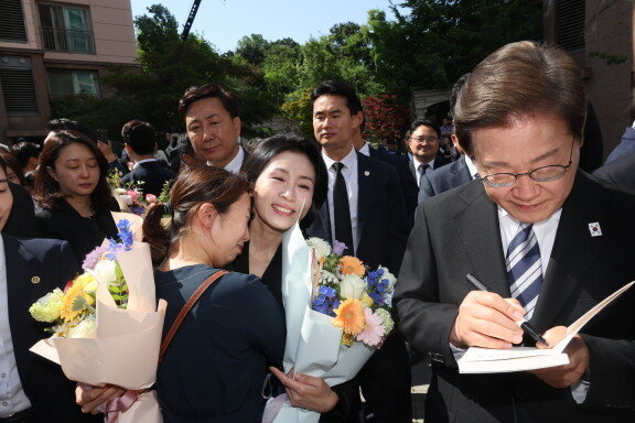 이재명 대통령이 공식 업무를 시작하기 위해 사저를 나오면서 지지자들과 인사를 나누고 있다. 대통령실통신사진기자단