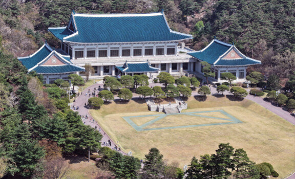 4월 11일 서울 종로구 청와대를 찾은 관람객들이 본관으로 입장하고 있다. 뉴스1