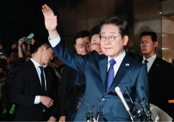 이재명 대통령이 6월 3일 인천 계양구 자택 앞에서 주민들에게 인사하고 있다. 동아DB