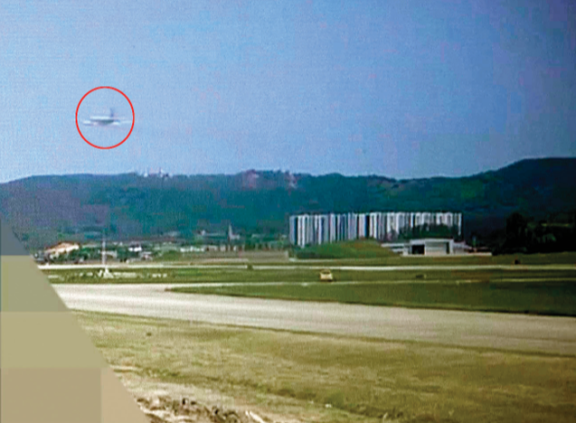 5월 29일 훈련 중이던 해군 P-3CK 해상초계기(원 안)가 경북 포항 동해면 야산에 추락하는 모습. 해군 제공
