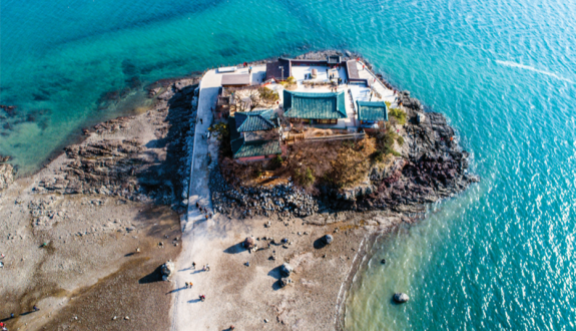 썰물 때면 길이 열려 걸어 들어갈 수 있는 충남 서산의 작은 섬 간월도와 그 안에 자리한 간월암. 무학대사가 이곳에서 도를 깨우쳤다는 이야기가 전해진다. GETTYIMAGES