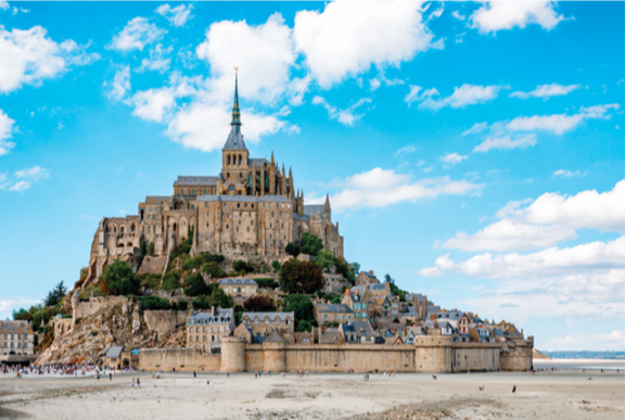 수도원을 중심으로 도시가 형성된 프랑스 노르망디 해안의 몽생미셸 바위섬과 수도원.  GETTYIMAGES