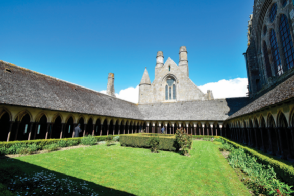 몽생미셸 수도원의 공중정원. 수도사들이 회랑을 거닐며 명상과 사색을 하던 곳이다.  GETTYIMAGES