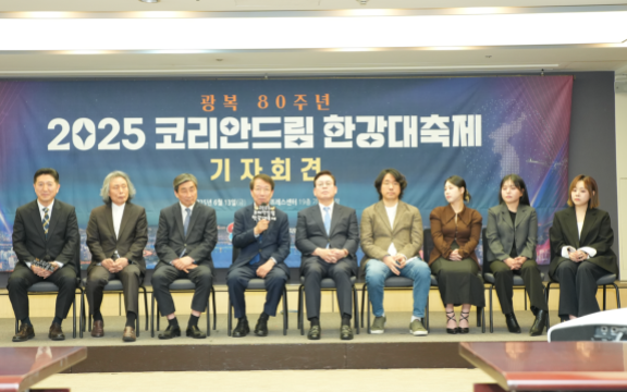코리안드림 조직위 관계자 및 행사 참여 가수들. 왼쪽부터 서인택 실행위원장, 지휘자 서훈, 이종걸 공동조직위원장, 정운찬 대회장, 정우택 공동조직위원장, 홍대성 음악감독, 참여가수 3인(유성은·지세희·이예준). 코리안드림 조직위 제공