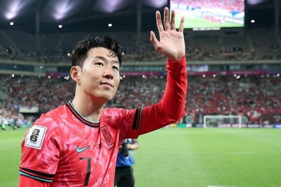 한국 축구 국가대표팀 주장 손흥민이 6월 10일 서울월드컵경기장에서 열린 월드컵 본선 진출 축하 행사에서 관중에게 인사하고 있다. 뉴스1