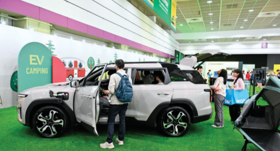  ‘EV 트렌드 코리아 2025’를 찾은 관람객들이  ‘EV 캠핑존’에서 전기차를 활용한 다양한 캠핑장비를 체험하고 있다. ‘EV 트렌드 코리아 2025’ 제공