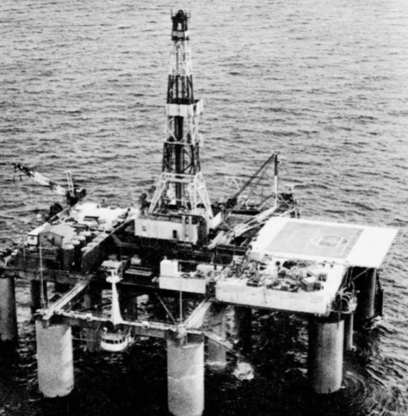 울산 앞바다 대륙붕 제6광구에서 미국 쉘 석유 시추 탐사선이 바다 밑 석유를 캐기 위해 시추 작업을 하고 있다. 동아DB