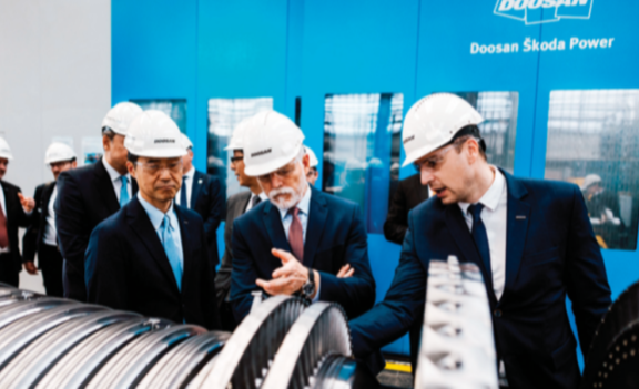 3월 25일(현지 시간) 체코 플젠에 있는 두산스코다파워를 방문한 페트르 파벨 체코 대통령(오른쪽에서 두 번째)이 손승우 두산에너빌리티 파워서비스BG장(오른쪽에서 세 번째)과 증기터빈을 살펴보고 있다. 두산에너빌리티 제공
