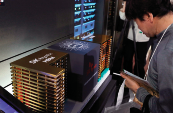 4월 24일 서울 강남구 코엑스에서 열린 ‘2025 월드IT쇼’에서 관람객이 SK하이닉스의 고대역폭메모리(HBM)를 살펴보고 있다. 뉴시스