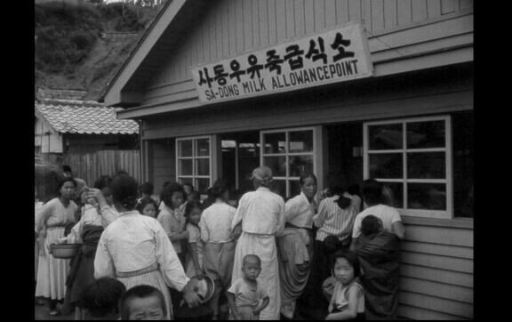 6·25전쟁 종전 직후인 1954년 대구에 있던 사동우유죽급식소에서 우유죽을 배급받는 모습. 한국영상자료원