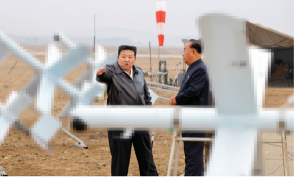 김정은 북한 국무위원장(왼쪽)이 지난해 11월 14일 자폭 드론 성능시험을 현지 지도하고 있다. 뉴스1