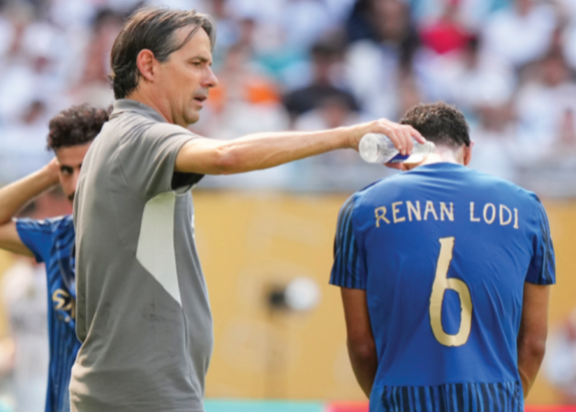 시모네 인차기 알힐랄 SFC 감독(왼쪽)이 6월 18일(현지 시간) 미국 플로리다주 하드록 스타디움에서 열린 2025 FIFA(국제축구연맹) 클럽월드컵 조별리그 H조 1차전 레알 마드리드(스페인)와의 경기 도중 헤낭 로지에게 물을 뿌리며 더위를 식혀주고 있다. 뉴시스