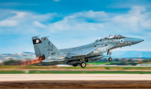 이스라엘 공군 F-15D 전투기가 장거리 광학정찰포드 ‘LOROP’를 장착한 채 출격하고 있다. 이스라엘 공군 제공