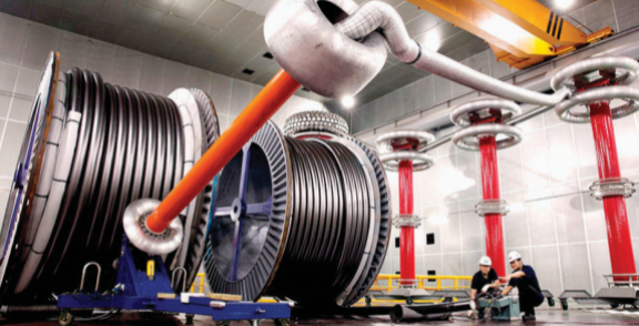  LS전선 직원들이 경북 구미 공장에서 초고압직류송전(HVDC) 케이블을 테스트하고 있다. LS전선 제공