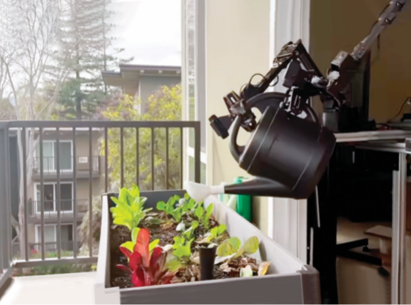 미국 스탠퍼드대 연구팀이 구글 딥마인드와 협력해 개발한 양팔 로봇 ‘모바일 알로하(Mobile Aloha)’가 화분에 물을 주고 있다. 모바일 알로하는 인간 행동을 관찰하고 따라 하는 ‘모방학습’ 방식으로 학습돼 작업 정확률 90%를 자랑한다. 스탠퍼드대 프로젝트 웹사이트 영상 캡처