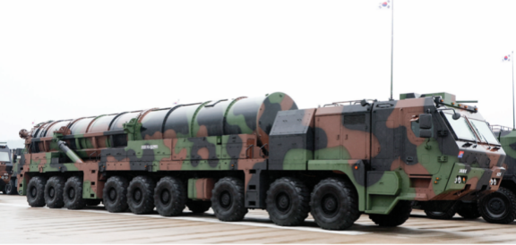 지난해 10월 1일 경기 성남 서울공항에서 열린 건군 76주년 국군의날 기념식에 등장한 현무-5 미사일 이동식 발사차량. 뉴시스