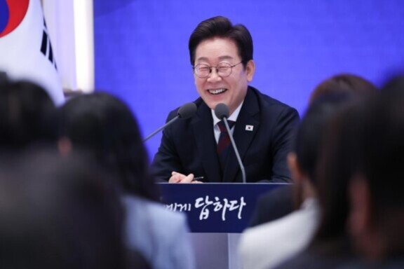 이재명 대통령이 7월3일 청와대 영빈관에서 열린 ‘대통령의 30일, 언론이 묻고 국민에게 답하다’ 기자회견에서 마무리 발언을 하고 있다. 뉴시스
