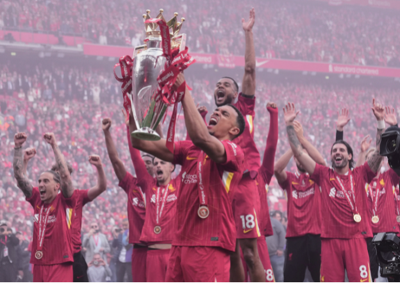 리버풀 선수들이 2024∼2025시즌 EPL 우승 트로피를 들고 환호하고 있다. 아스널은 리버풀에 밀려 세 시즌 연속 EPL 준우승에 그쳤다. 뉴시스