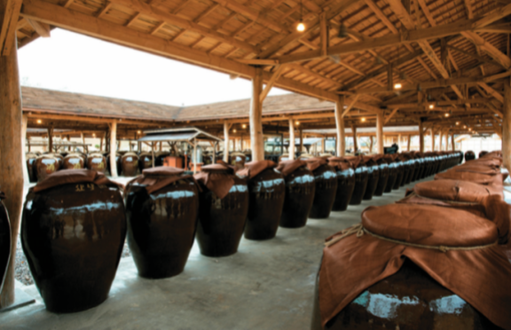 경기 포천 산사원에 진열돼 있는 술 항아리. 산사원 제공