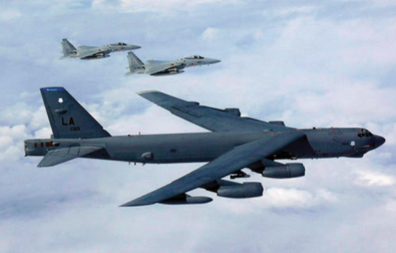 미 공군 B-52H 전략폭격기와 일본 항공자위대 F-15 전투기가 2018년 9월 동중국해 상공에서 연합 비행훈련을 하고 있다. 미국 인도태평양사령부 제공