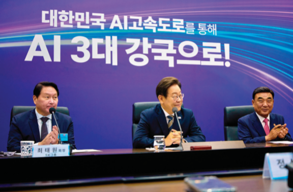 이재명 대통령(가운데)이 6월 20일 울산 울주군 울산전시컨벤션센터에서 열린 ‘인공지능(AI) 글로벌 협력 기업 간담회’에서 참석자의 발언을 듣고 있다. 대통령실 제공