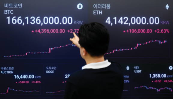 비트코인이 12달러 선을 돌파한 7월 14일 서울 강남구 업비트 고객센터에서 한 고객이 전광판에 뜬 비트코인 시세표를 보고 있다. 동아DB